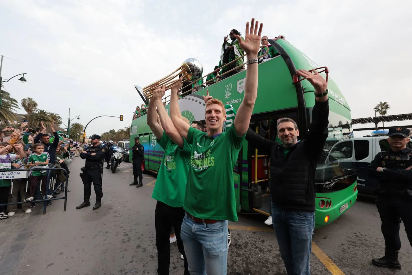 La primera parada de las celebraciones fue en la sede de Unicaja en la plaza de la Marina 