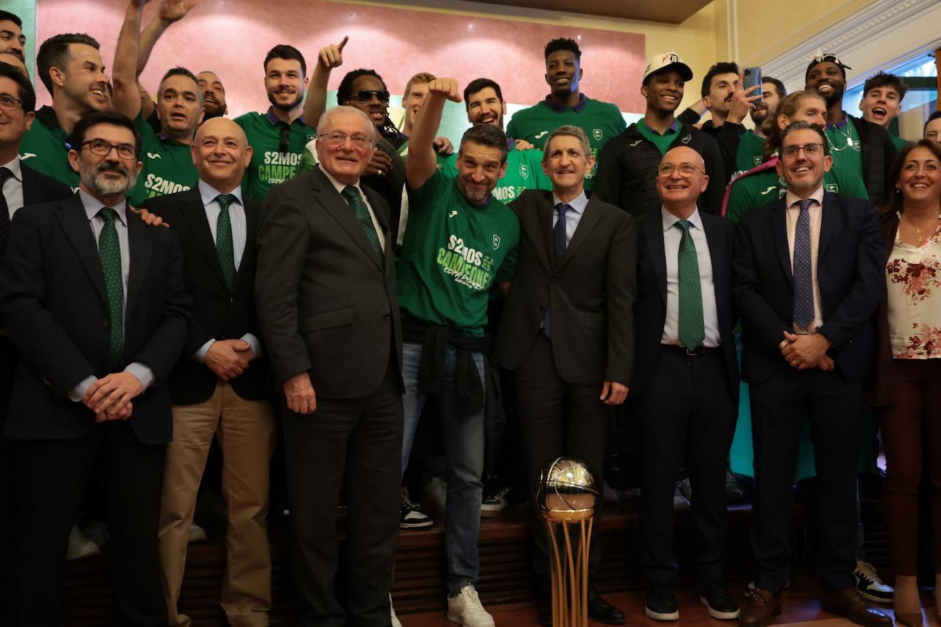 La primera parada de las celebraciones fue en la sede de Unicaja en la plaza de la Marina 