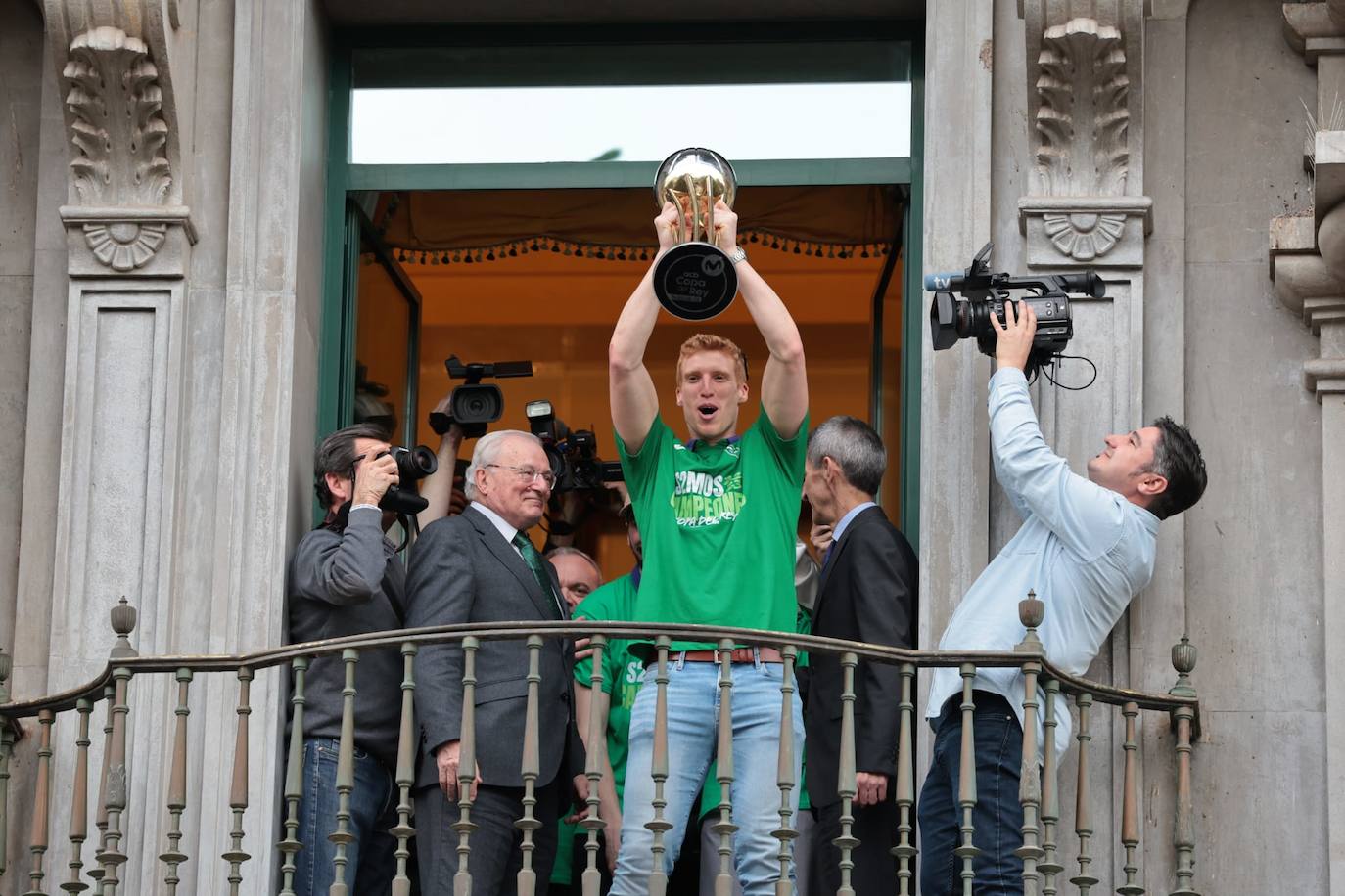 La primera parada de las celebraciones fue en la sede de Unicaja en la plaza de la Marina 