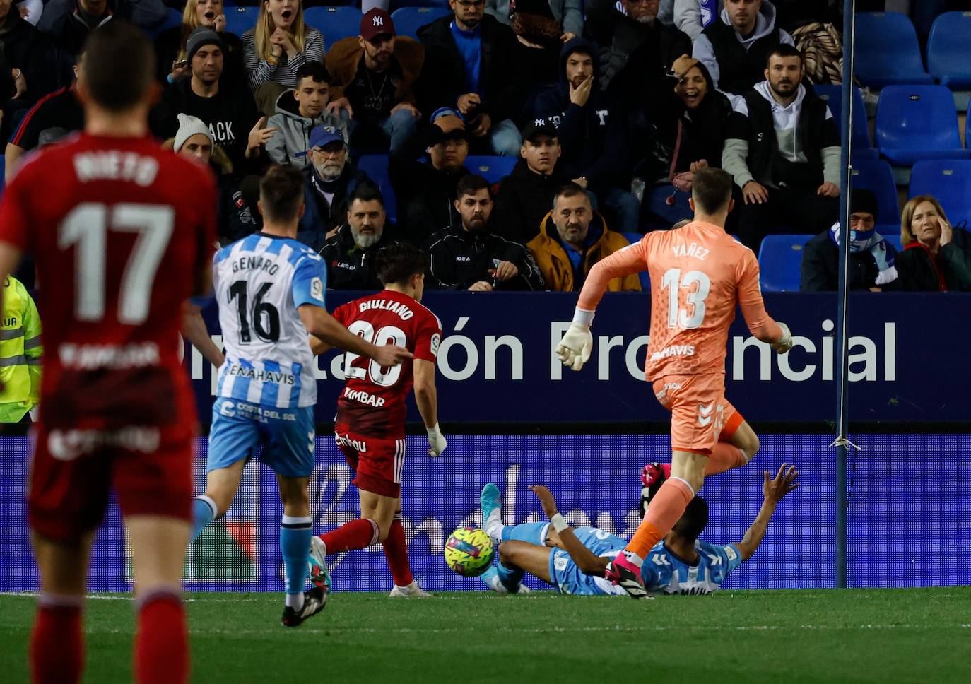 El Málaga logró una solvente victoria ante un público entregado 