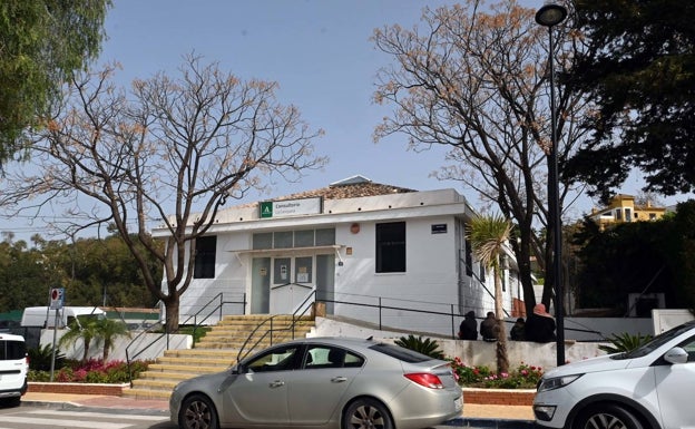 Imagen principal - El consultorio de Nueva Andalucía y su parcela anexa, el espacio sociocultural de la iglesia y la Tenencia de Alcaldía y son de titularidad municipal. 