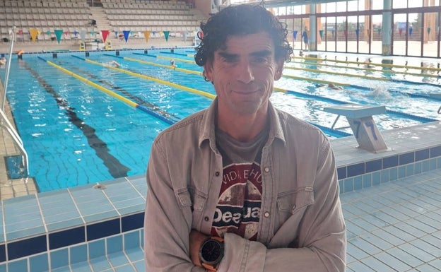 Samuel García Rodríguez posa con la piscina de la UMA de fondo 