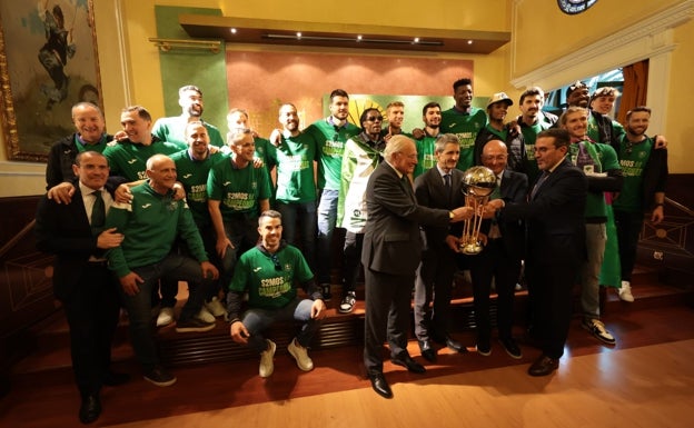 El equipo, en la sede de Unicaja Banco con el presidente de la entidad, Manuel Azuaga, y el de la Fundación, José Manuel Domínguez. 