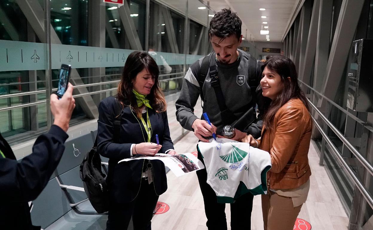 Djedovic firma autógrafos a su llegada a Málaga. 