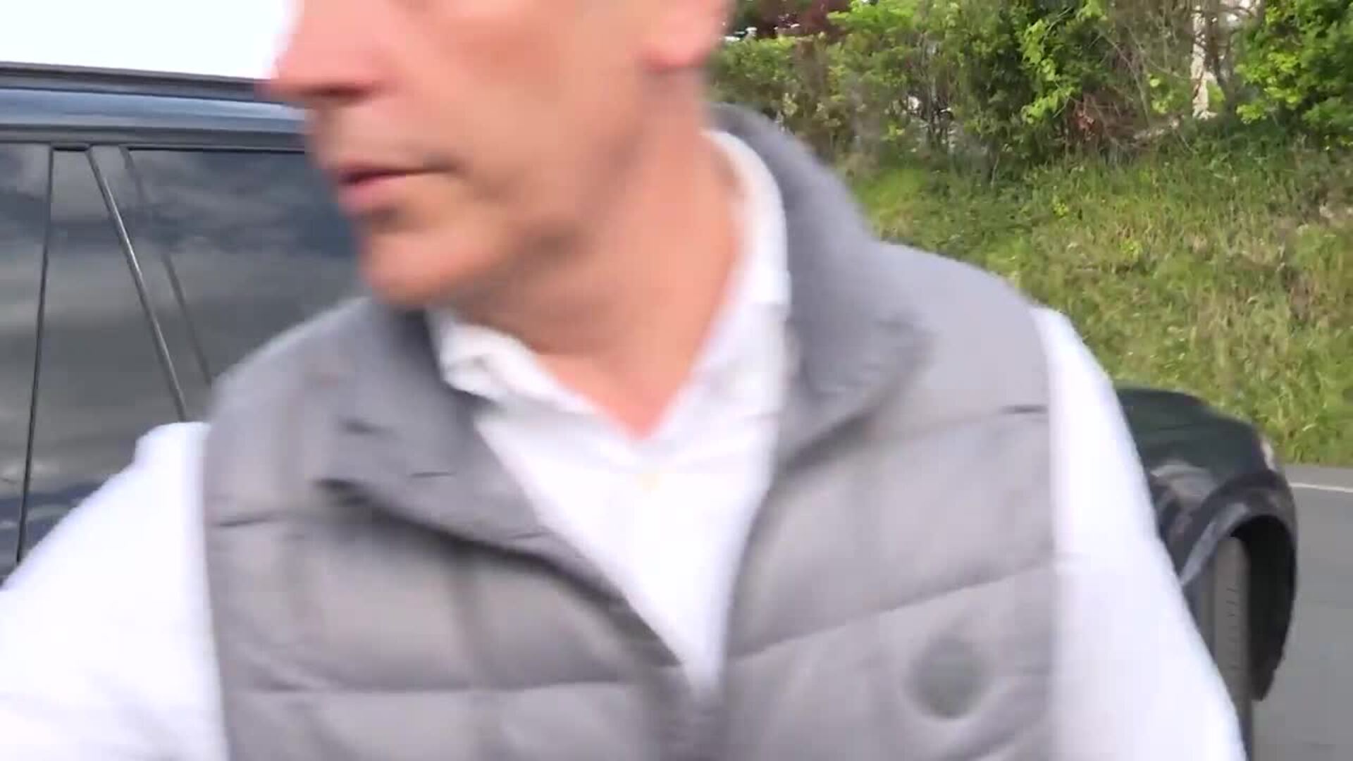 El Rey Juan Carlos sale de casa de Pedro Campos