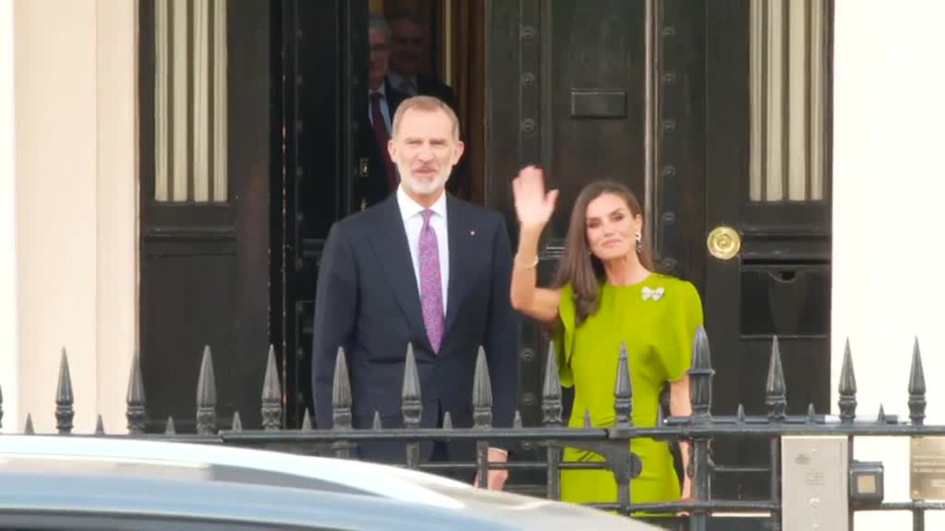 Los Reyes abandonan la Embajada de España en Londres para acudir a una recepción y cena de gala en el Palacio de Buckingham