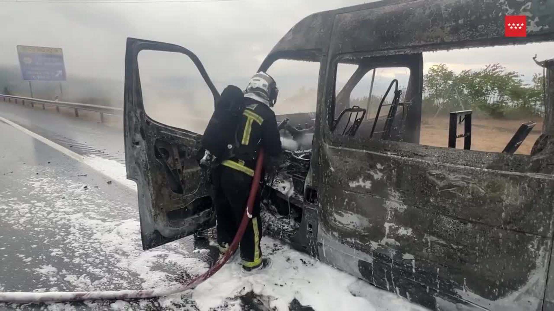 Una ambulancia sufre un incendio en la AP-6 y ninguno de los ocupantes resulta herido