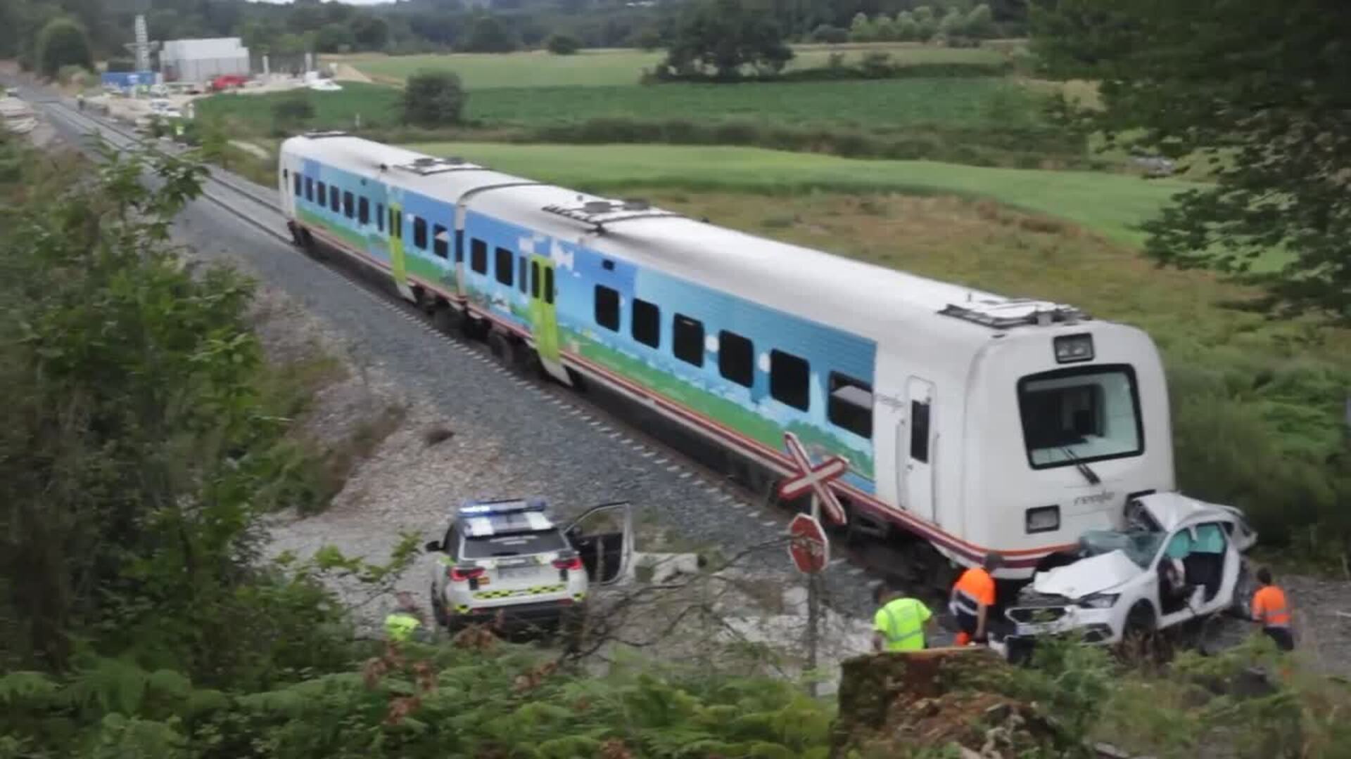 Un tren arrolla a un coche en Lugo causando un fallecido y dos heridos