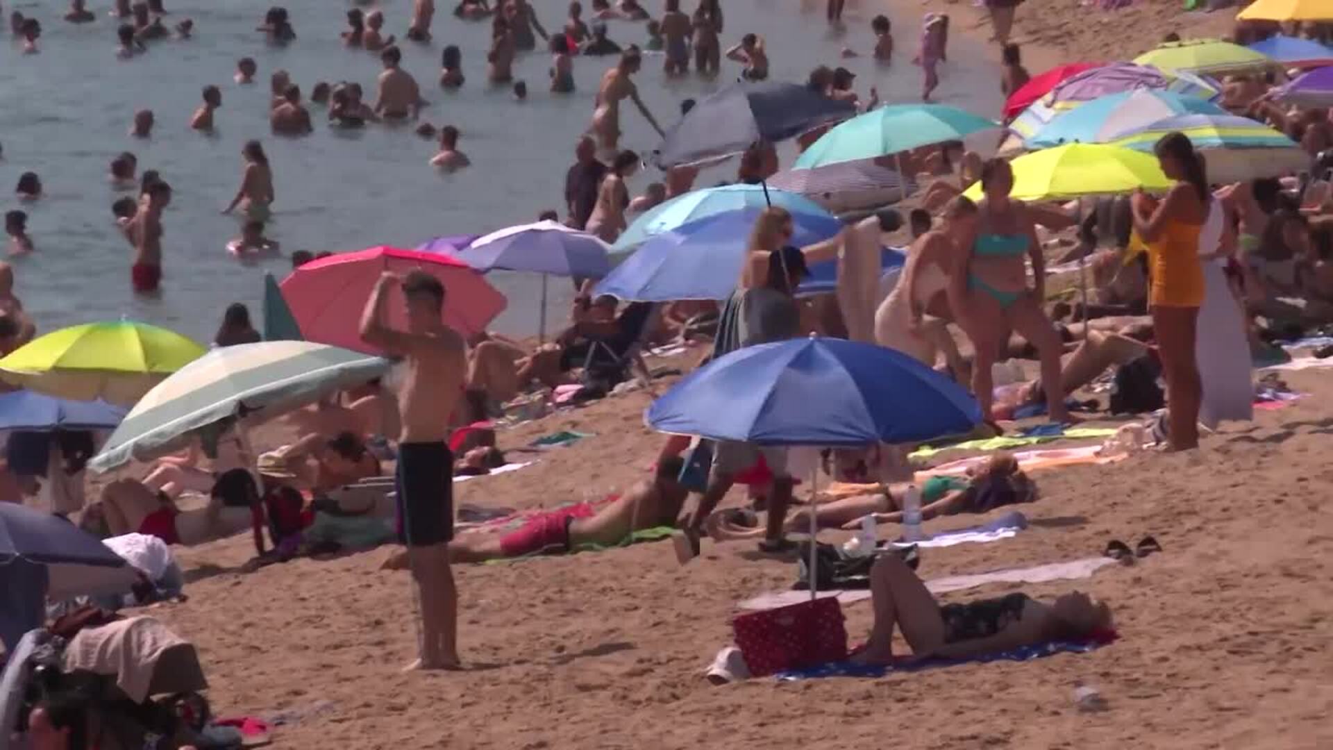 La playa se convierte en la mejor ayuda para combatir el calor