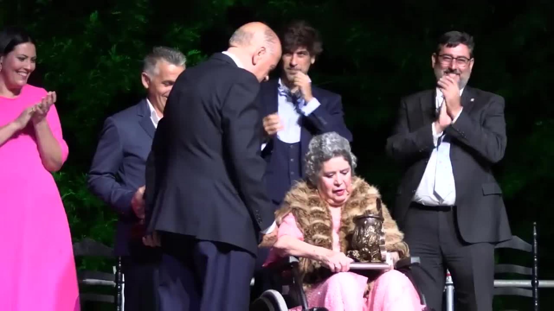 El último paseo de María Jiménez por Triana. Lágrimas, aplausos y Sevilla volcada