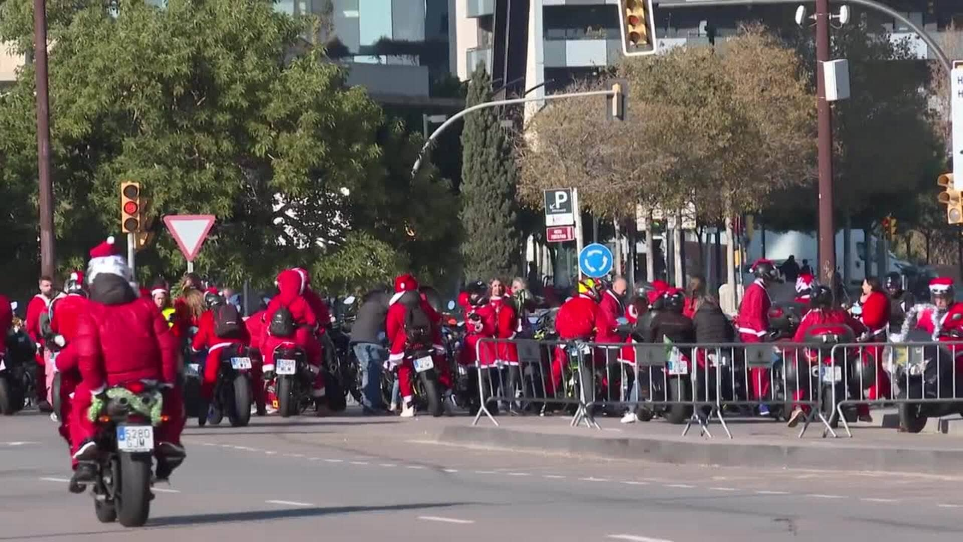 Moteros disfrazados de Papá Noel acuden a la Papanoelada de Hospitalet de Llobregat (Barcelona)