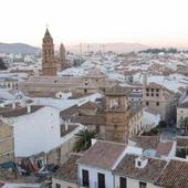 Un enfermero sufre una agresión con violencia física y verbal por parte de un paciente en Antequera