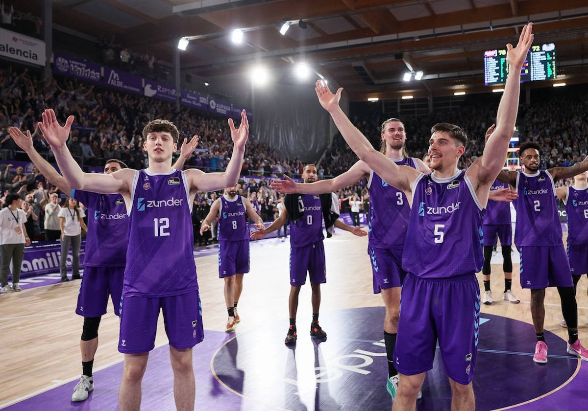 Los jugadores del Zunder Palencia celebran su segunda victoria, ante el Bilbao al cierre de 2023.