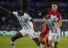 Los jugadores de la Real Sociedad Umar Sadiq y Take Kubo durante un partido de Liga esta temporada contra el Sevilla.