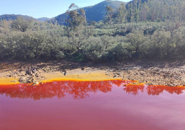 Llama la atención el color cobrizo del río Tinto