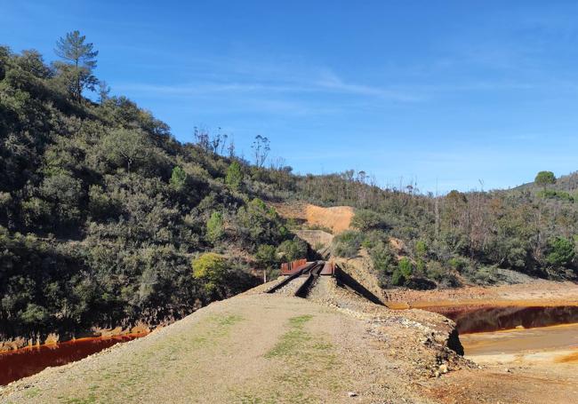 Al fondo, el puente del Manzano, que marca el final de esta ruta