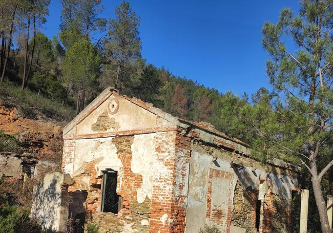 En el inicio del camino se puede ver la antigua estación de Berrocal