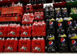 Botellas de Pepsi junto a otras de Coca-Cola en un lineal de un supermercado en Francia.