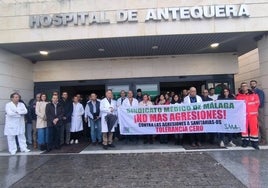 Concentración de sanitarios en la puerta del Hospital de Antequera.