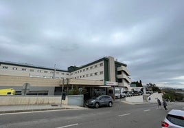 Fachada principal del Hospital Comarcal de la Axarquía.