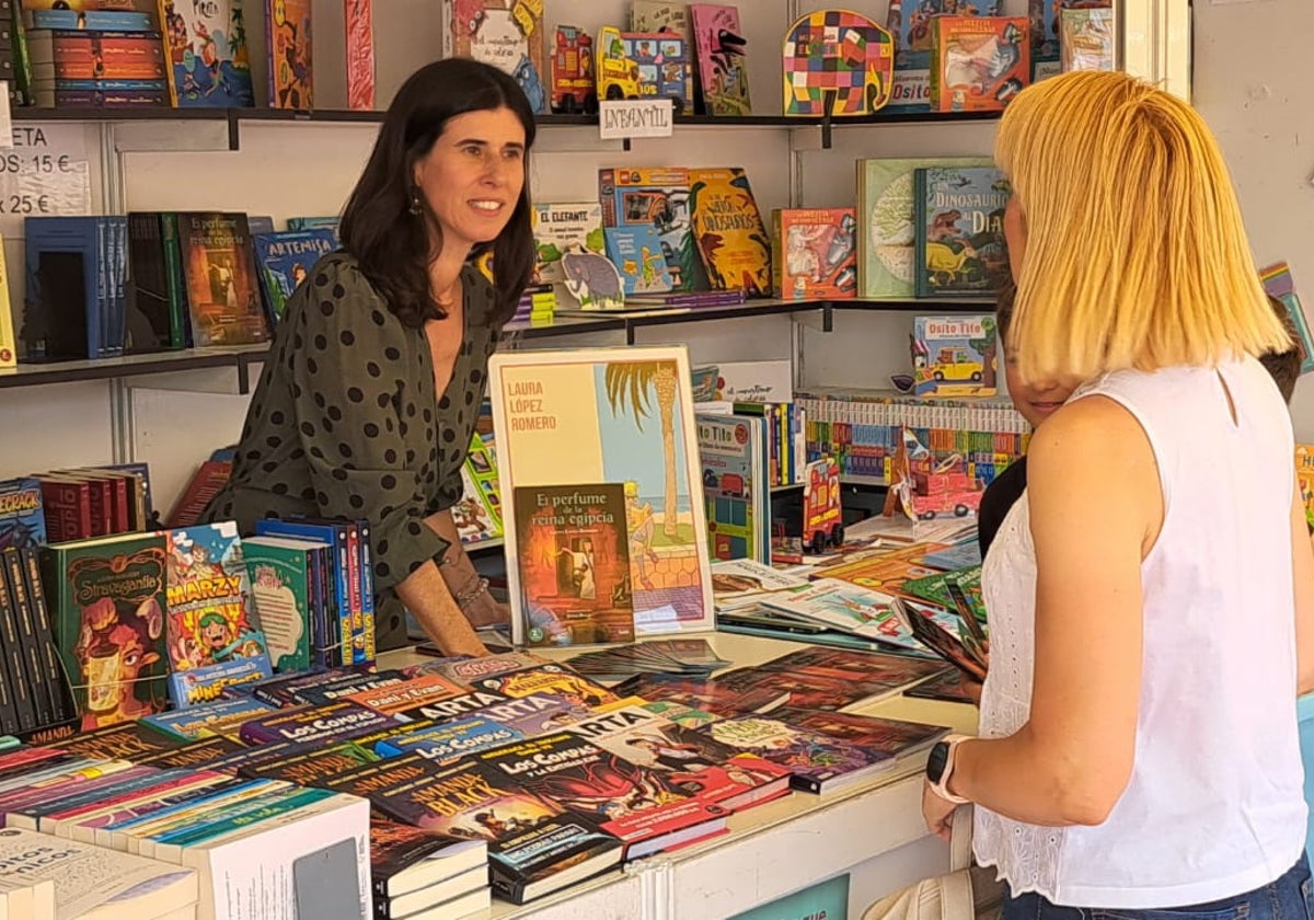 La periodista, profesora y escritora, Laura López, en una firma de libros.