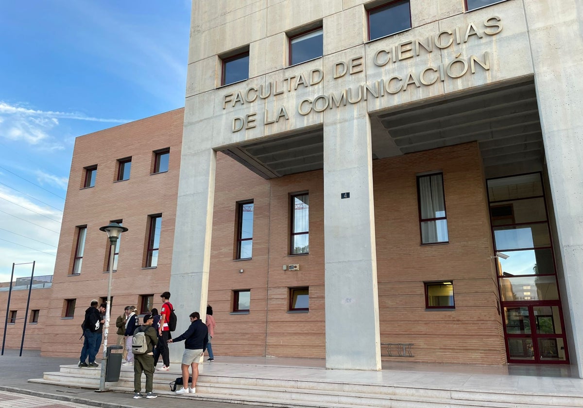 Alumnos en la Facultad de Ciencias de la Comunicación.