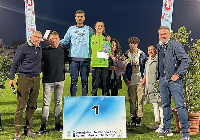 Los vencedores en la prueba de 3.000 metros lisos, con familiares de Pepe Pascual.