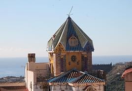 En la parte alta del núcleo se encuentra la Casa Museo de la Axarquía, con vistas al Mediterráneo.