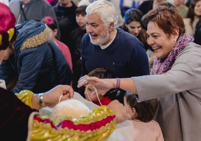 Ilusión al abrir los regalos en la sede de Inpavi.