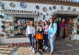 Teresa Alarcón posa junto a sus hijas, sus nietos y su bisnieta, delante de la tienda de su hija en 'El Compás'.