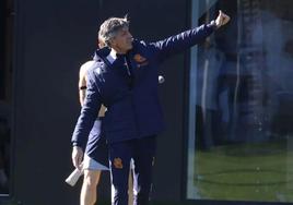 El técnico de la Real Sociedad, Imanol Alguacil, saluda sonriente en un entrenamiento reciente en la ciudad deportiva de Zubieta.