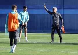 El entrenador del Málaga, Sergio Pellicer, da indicaciones a sus jugadores en un entrenamiento reciente en el Anexo.