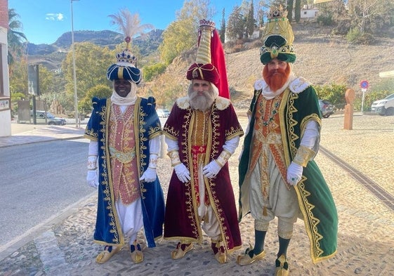 Los Reyes Magos con sus nuevos trajes en Álora.