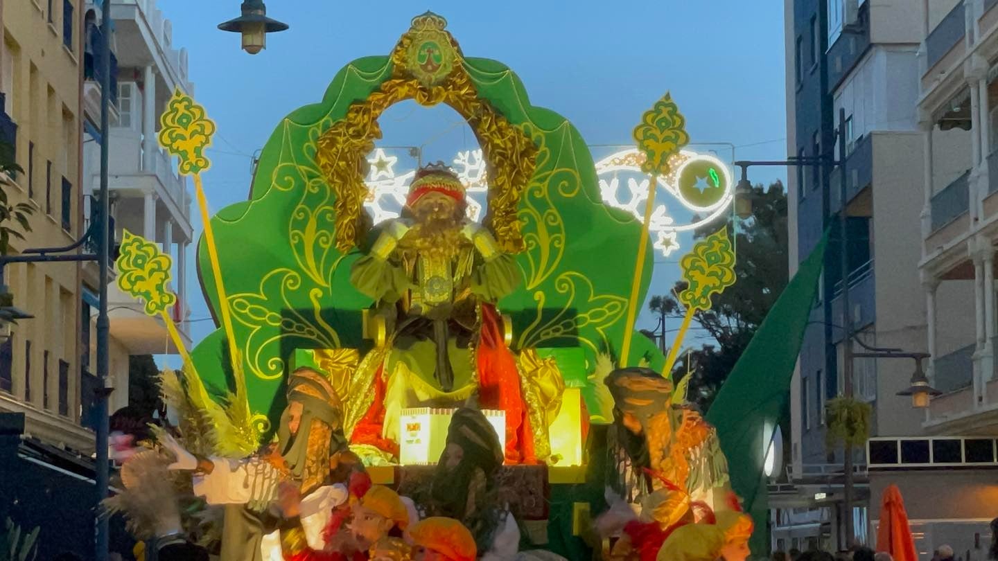 Los Reyes no faltaron en la cabalgata de Torre del Mar