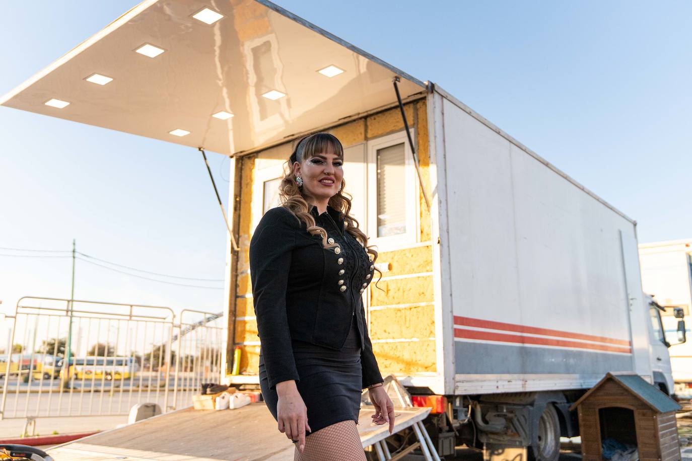 Imagen secundaria 2 - En la primera, Inma calienta antes del número que abre la función: una acrobacia aérea. En la segunda, José Manuel, presentador del espectáculo, se prepara en su caravana. En la tercera, Hannelore, ya lista para el espectáculo, posa delante de la furgoneta en la que pasa la mayor parte del tiempo. 