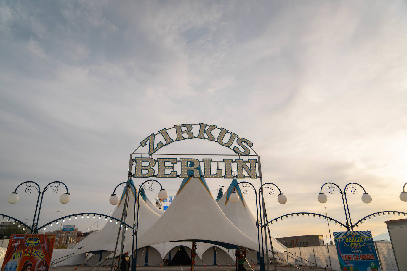 Imagen secundaria 1 - El Circo Berlín cuenta con acrobacias, trucos de magia y payasos.