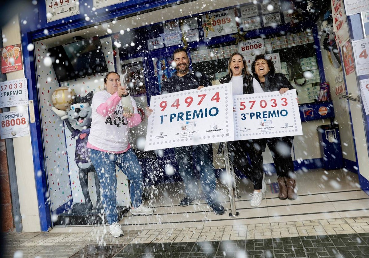 Juan y Nadia, los propietarios de La Gata Loca en Catapilco celebran un premio más con vecinos y allegados.