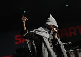 Rafael Las Heras presenta 'Umbría' en la Sala Marte con su capa y capucha puesta.
