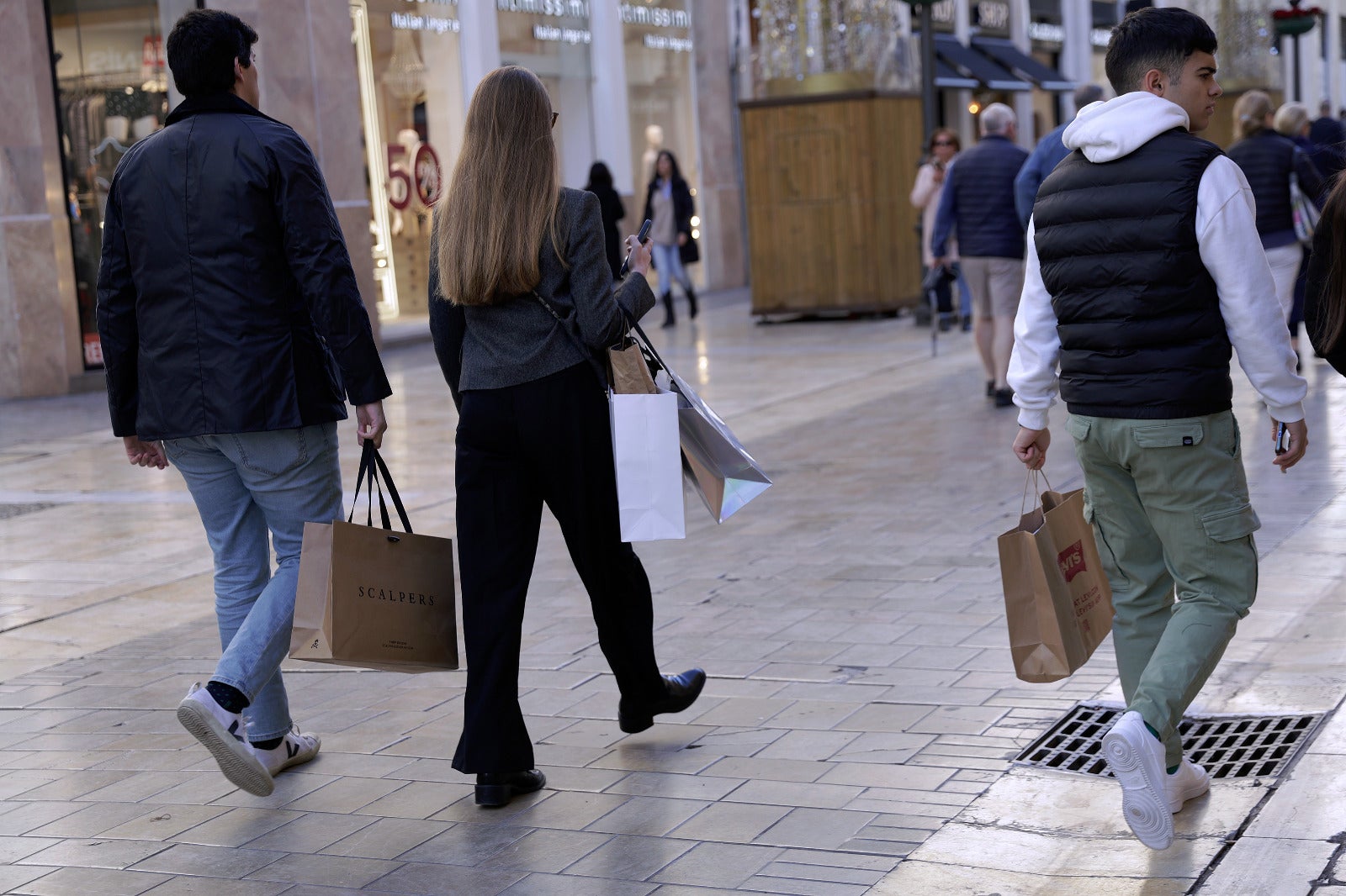 El primer día de rebajas en Málaga deja largas colas y tiendas abarrotadas