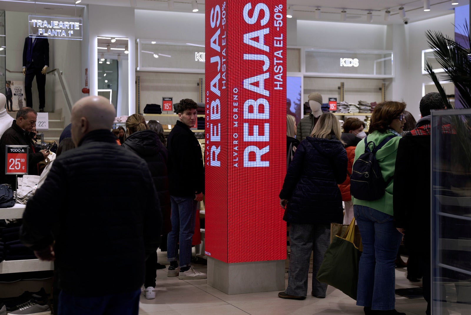 El primer día de rebajas en Málaga deja largas colas y tiendas abarrotadas