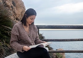 Angelina Almenara leyendo 'Feminismo en la poesía de la mujer catarí.