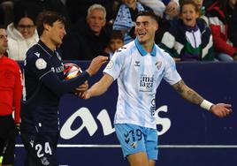 El defensa de la Real Sociedad Le Normand y el delantero del Málaga Roberto conversan durante el partido de Copa del Rey celebrado en La Rosaleda.