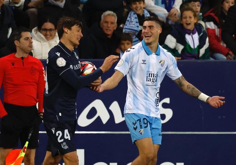 El defensa de la Real Sociedad Le Normand y el delantero del Málaga Roberto conversan durante el partido de Copa del Rey celebrado en La Rosaleda.