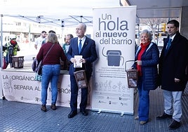 Francisco de la Torre y Teresa Porras, entre otros, en la presentación de la campaña para concienciar sobre el reciclaje.