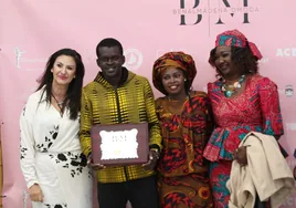 Demba Diop junto a su familia y la presidenta de la Asociación de Empresarios de Benalmádena.