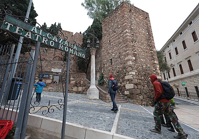 Entrada ayer a la Alcazaba, donde no faltaron los turistas pese al frío y el mal tiempo.