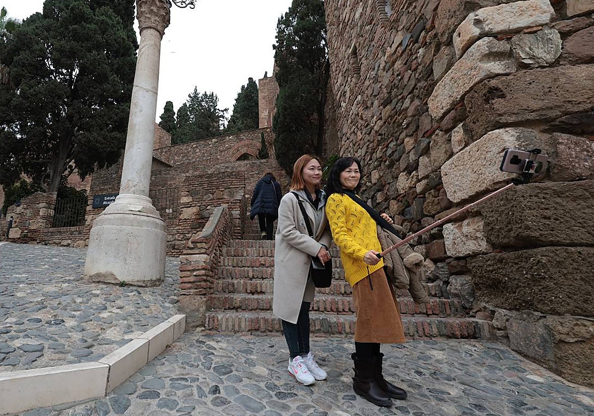 Dos turistas asiáticas se hacen un selfie antes de entrar en la Alcazaba.