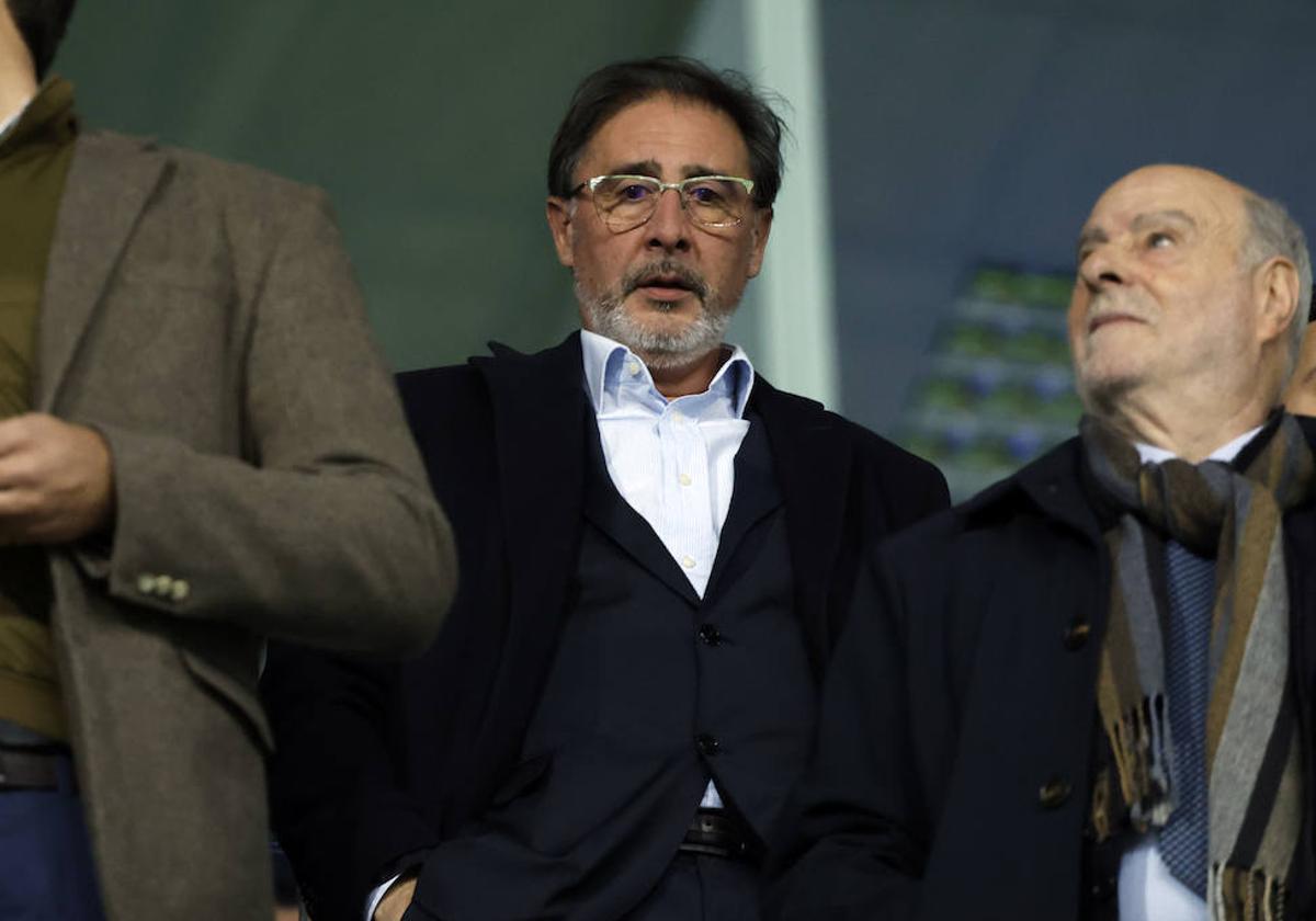 El director deportivo, Loren Juarros, en el palco para presenciar el Málaga-Real Sociedad de Copa.