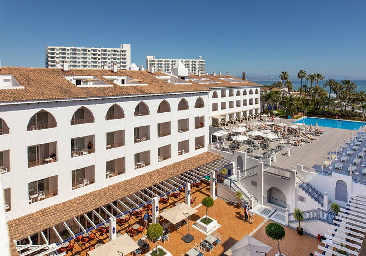 Vista de jardines y piscina de un hotel de la Costa del Sol.