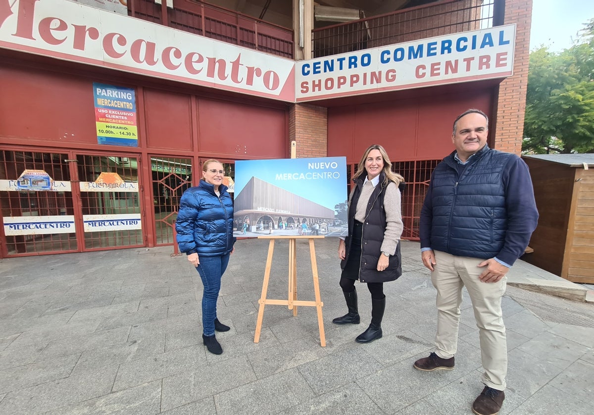 La alcaldesa, Ana Mula, junto a parte de su equipo, en la presentación de la obra a las puertas del actual edificio de Mercacentro.